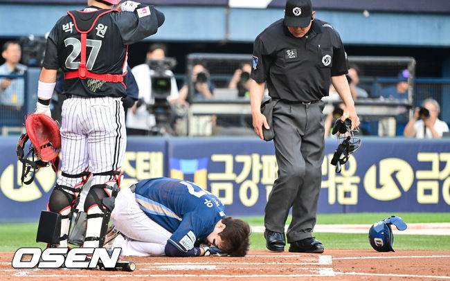 “헤드샷 박건우 쓰러지자…고개 숙인 박해민, 사과한 김광삼 코치” [박준형의 ZZOOM]