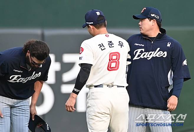 웃음 되찾은 괴물, 전준우와 포옹→손호영에 애정 가득 어퍼컷... 롯데와 반가운 만남 포착[부산 현장]