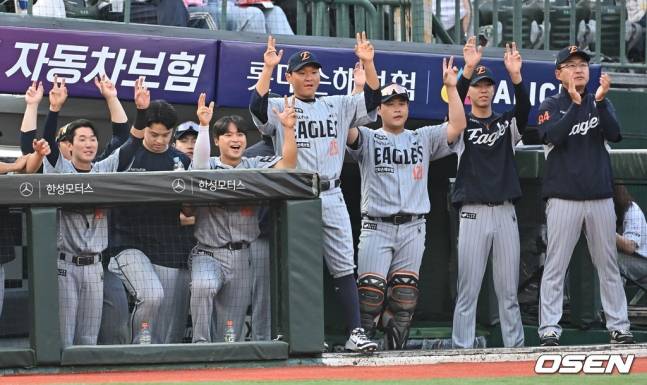 안타 하나 쳐도 한화 더그아웃 축제 분위기, 안치홍 살아나자 감독·선수들 모두 화색...