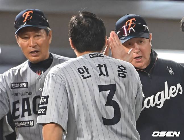안타 하나 쳐도 한화 더그아웃 축제 분위기, 안치홍 살아나자 감독·선수들 모두 화색...