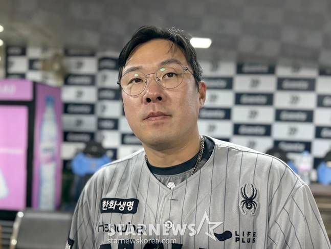 안타 하나 쳐도 한화 더그아웃 축제 분위기, 안치홍 살아나자 감독·선수들 모두 화색...