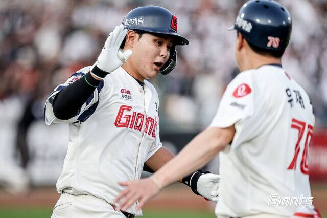 '명장'의 극찬 들었나? 롯데 4R 루키 포수, 78억 투수에게 일격! 프로 데뷔 첫 홈런 폭발 [MD부산]