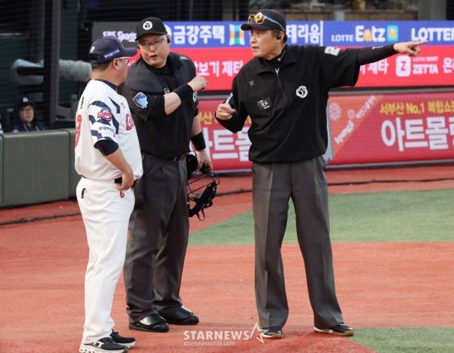 우익수 악송구→타자 홈 밟았는데→'3루 돌아가' 심판 선언... 한화-롯데 감독 모두 나왔다, 대체 무슨 일이? [부산 현장]