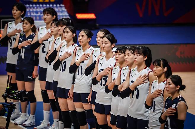 '세계 37위' 여자배구, 9위 캐나다 잡고 VNL 첫 승...5세트 대역전승