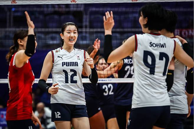 '세계 37위' 여자배구, 9위 캐나다 잡고 VNL 첫 승...5세트 대역전승