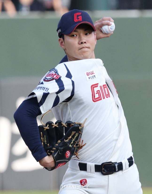 롯데에도 '155㎞ 좌완 파이어볼러' 마침내 등장, 헛스윙에 배트도 부러졌다... 홍민기 4이닝 KKKK 1실점 쾌투 [부산 현장]