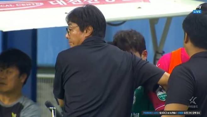 황선홍 품에서 눈물 쏟은 ‘2006년생’ 윤도영…EPL 입성 전 끝내 터지지 않은 첫 골 [IS 대전]