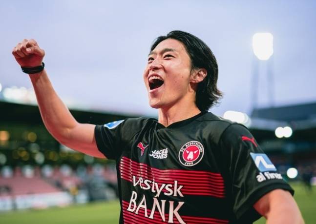 韓 축구 '최고 미남' 드디어 컴백! 조규성 1년 만에 복귀→'살인미소' 찾았다…미트윌란 프리시즌 훈련 합류