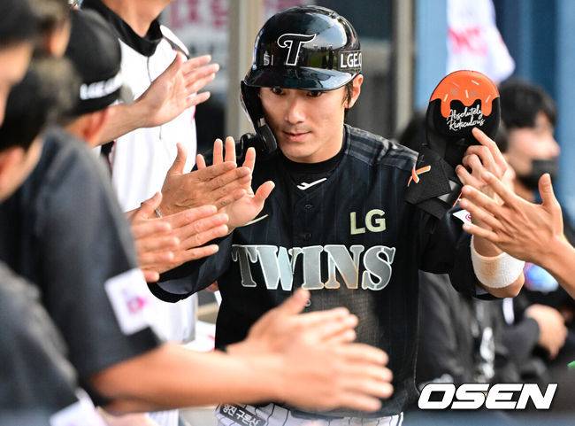 ‘한화 잡는다, 0.5 경기 추격’ LG, 9-8 극적인 끝내기 승리…신민재 3안타 3타점+문보경 4타점, 이정용 1이닝 무실점 ‘전역 신고' [잠실 리뷰]
