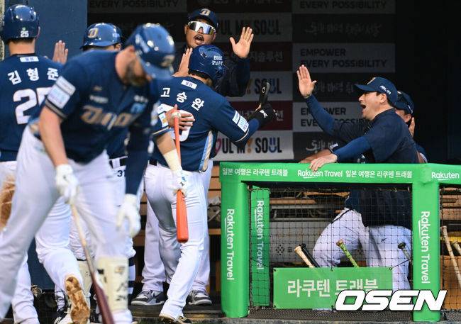 ‘한화 잡는다, 0.5 경기 추격’ LG, 9-8 극적인 끝내기 승리…신민재 3안타 3타점+문보경 4타점, 이정용 1이닝 무실점 ‘전역 신고' [잠실 리뷰]