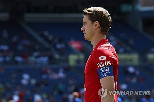 日 축구, 비매너 충격 논란 빠졌다…'J리그 대표 구단' 우라와 주장, 황당 '악수 거부'→아르헨 명문에 1-3 완패→