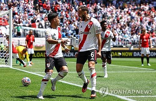 日 축구, 비매너 충격 논란 빠졌다…'J리그 대표 구단' 우라와 주장, 황당 '악수 거부'→아르헨 명문에 1-3 완패→