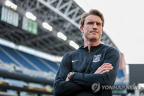 日 축구, 비매너 충격 논란 빠졌다…'J리그 대표 구단' 우라와 주장, 황당 '악수 거부'→아르헨 명문에 1-3 완패→