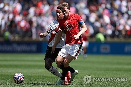 日 축구, 비매너 충격 논란 빠졌다…'J리그 대표 구단' 우라와 주장, 황당 '악수 거부'→아르헨 명문에 1-3 완패→