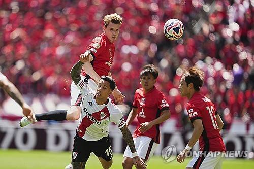 日 축구, 비매너 충격 논란 빠졌다…'J리그 대표 구단' 우라와 주장, 황당 '악수 거부'→아르헨 명문에 1-3 완패→