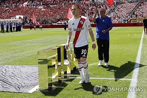 日 축구, 비매너 충격 논란 빠졌다…'J리그 대표 구단' 우라와 주장, 황당 '악수 거부'→아르헨 명문에 1-3 완패→