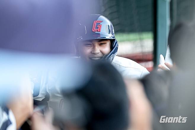 롯데 19세 신인 깜짝 홈런에 트레이드로 온 선배의 한마디 있었다