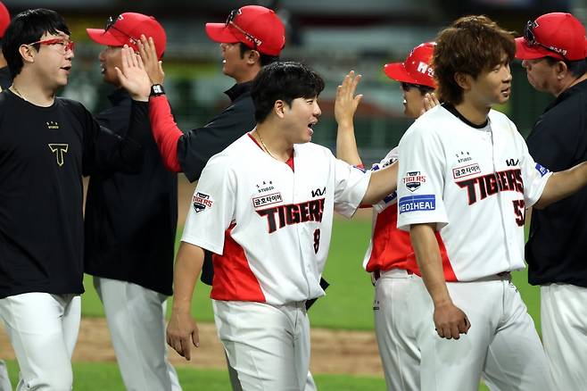 부상병동 맞나?…6월 한 번 빼고 모두 위닝시리즈, ‘버티기’ 나섰던 KIA, 잇몸으로 쾌속 질주