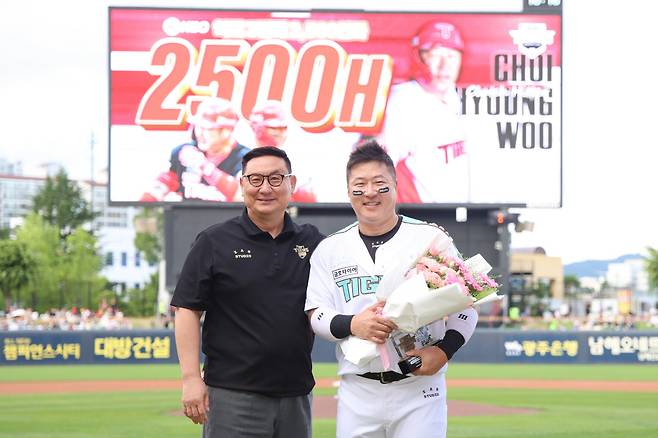 KIA 최형우, 2500안타 시상식…오선우·정해영 구단 5월 MVP 선정