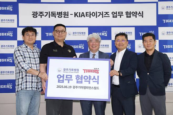 KIA 최형우, 2500안타 시상식…오선우·정해영 구단 5월 MVP 선정