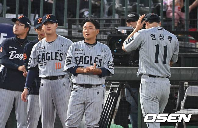 “공 좋았는데, 본인도 속상했을 것이다” 실책성 수비에 신인에 일격…김경문은 78억 FA 위로했다 [오!쎈 부산]