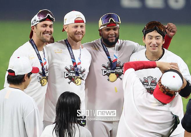KIA에서는 왜 그렇게 던졌어요… 한국서 퇴출→MLB서 2점대 ERA 대박 활약, 본의 아닌 역수출 신화