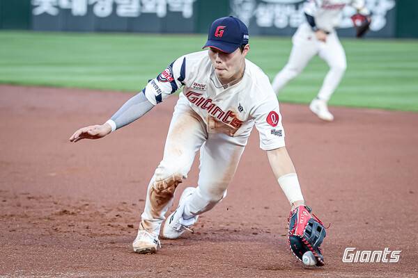 '이걸 잡아?'… 롯데를 살린 김민성-고승민의 다이빙 캐치[스한 스틸컷]