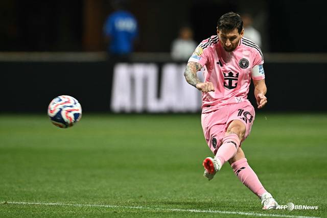 '축구의 신' 메시, 새 역사 썼다! 환상 프리킥골→'유럽 강팀' 포르투 격파... 마이애미 2-1 역전승