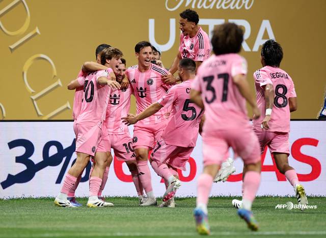 '축구의 신' 메시, 새 역사 썼다! 환상 프리킥골→'유럽 강팀' 포르투 격파... 마이애미 2-1 역전승