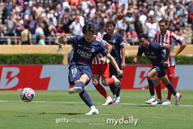 이럴 수가! '이강인 후반 33분 교체 출전' PSG, 남미 챔피언에 무릎 꿇었다…두드려도 열리지 않는 골문→0-1 패배