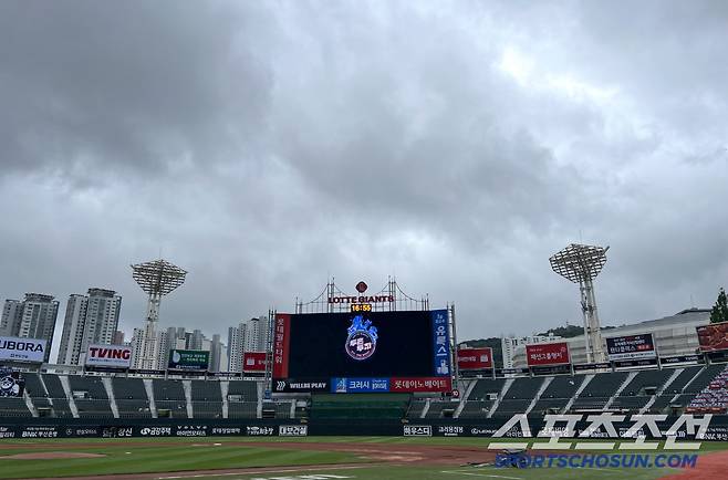 'KBO 신기록' 꿈꾸는 롯데, 날씨가 안 도와주네…프로야구 4개구장 우천 취소 → 빗방울 흩날리는 사직 [부산 현장]