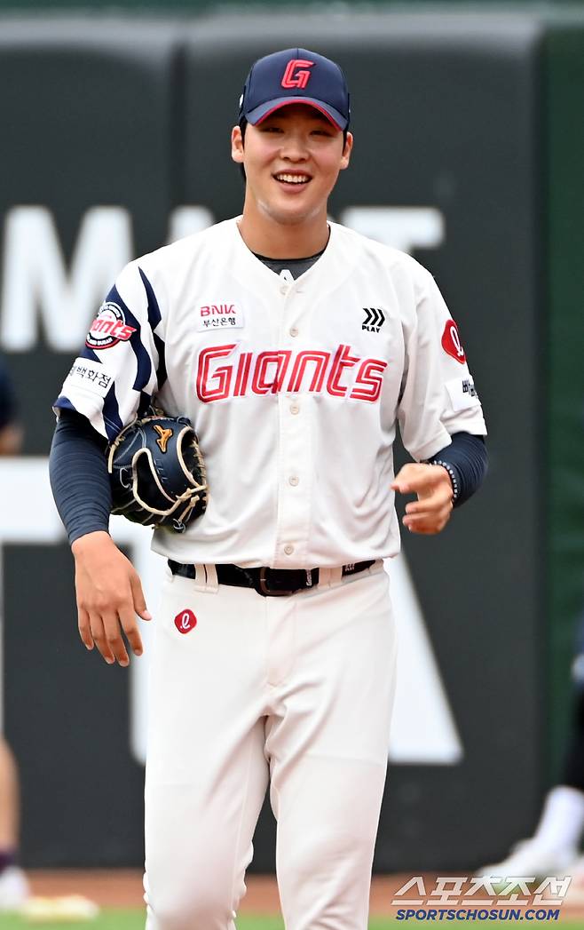 'KBO 신기록' 꿈꾸는 롯데, 날씨가 안 도와주네…프로야구 4개구장 우천 취소 → 빗방울 흩날리는 사직 [부산 현장]