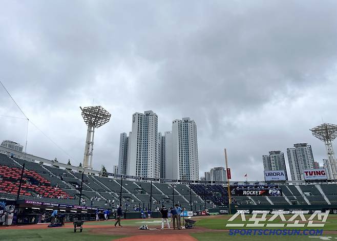 'KBO 신기록' 꿈꾸는 롯데, 날씨가 안 도와주네…프로야구 4개구장 우천 취소 → 빗방울 흩날리는 사직 [부산 현장]