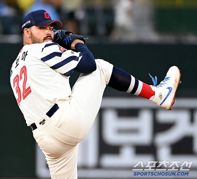 'KBO 신기록' 꿈꾸는 롯데, 날씨가 안 도와주네…프로야구 4개구장 우천 취소 → 빗방울 흩날리는 사직 [부산 현장]