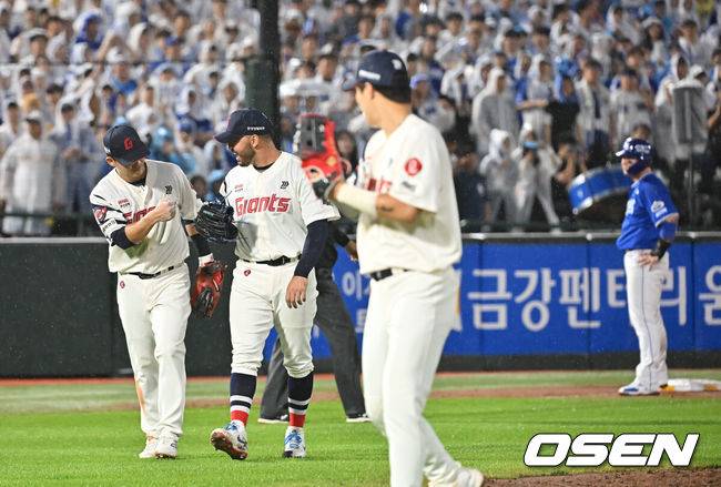 ‘수비 방해 선언’ 5회초 끝난 줄 알았는데…왜 경기는 5회초 2사 1,2루에서 재개됐을까, “고의성 없는 수비방해, 볼데드 선언” [오!쎈 부산]