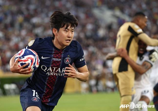'LEE 일찍 썼으면 이겼다' 환상 백힐슛+오프더볼 이강인, 늦은 교체 아쉬움... PSG, 보타포구에 0-1 패배