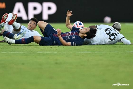 'LEE 일찍 썼으면 이겼다' 환상 백힐슛+오프더볼 이강인, 늦은 교체 아쉬움... PSG, 보타포구에 0-1 패배
