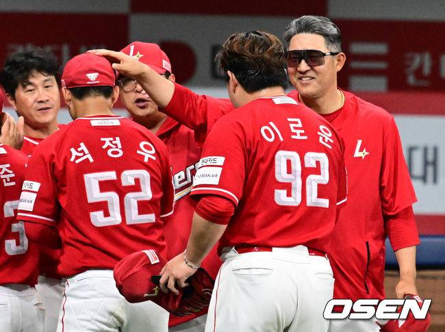 ‘히팅 사인 냈는데 왜 번트를?’ 격분한 사령탑, 3루코치는 왜 번트 사인을 냈을까 [오!쎈 인천]