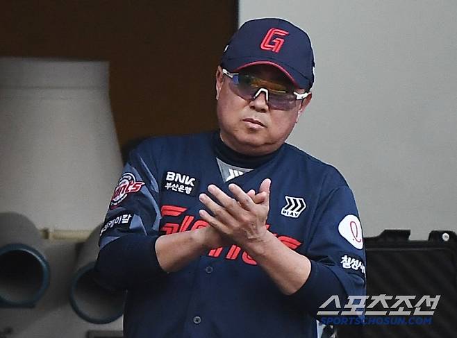 아깝다 신기록! 정철원X김원중 3연승 지켜낸 3연투…'정보근 결승타+정훈 쐐기포' 롯데 3연승 질주 → 폭우속 '수비방해' 가슴친 삼성 [부산리뷰]