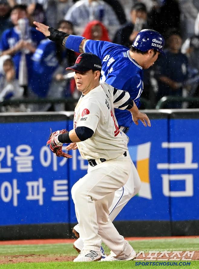 아깝다 신기록! 정철원X김원중 3연승 지켜낸 3연투…'정보근 결승타+정훈 쐐기포' 롯데 3연승 질주 → 폭우속 '수비방해' 가슴친 삼성 [부산리뷰]