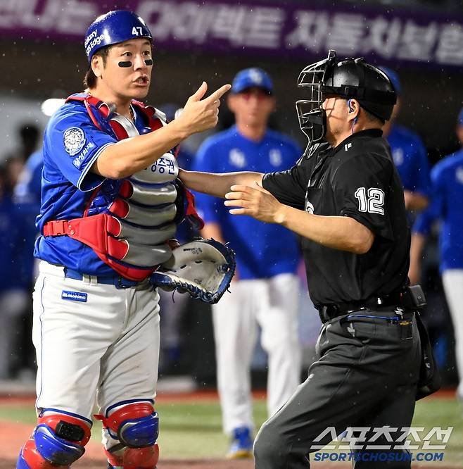 강민호, 갑작스런 1루심 향한 격렬 항의...이유가 뭐길래?[부산 현장]