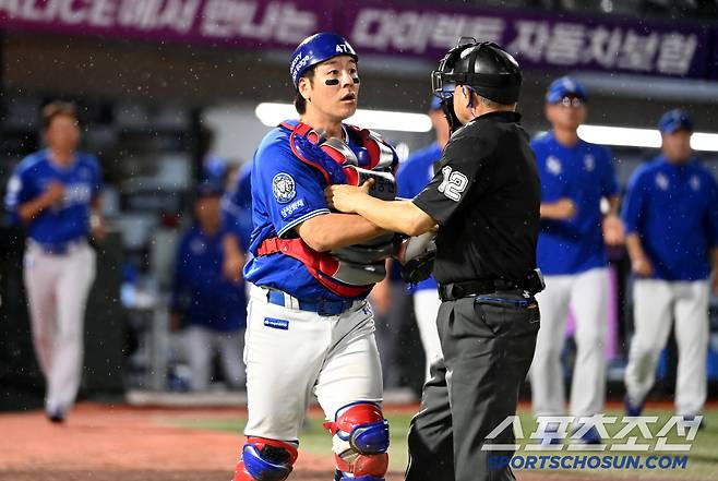 강민호, 갑작스런 1루심 향한 격렬 항의...이유가 뭐길래?[부산 현장]
