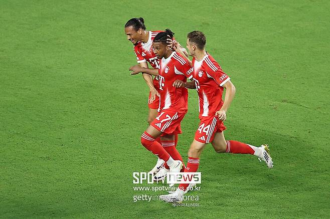 'KIM 빈자리 컸다'…뮌헨 '센터백 듀오' 실책성 수비에 탄식→보카와 혈전 끝 2-1 신승, 16강행 확정