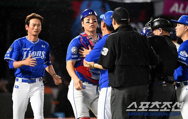 '일촉즉발' 격분한 강민호 왜? '사상 초유' 포수X1루심 벤클 발발…구단도 '난감' [부산현장]