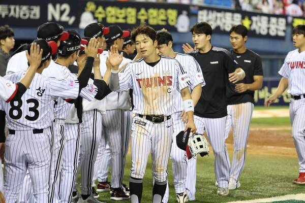 '완전 극과 극' 오랜만의 잠실 시리즈인데 선발 투수 분위기가 180도 다르다…'1위 도전' LG도, '반등' 두산도 마운드에 '집중'
