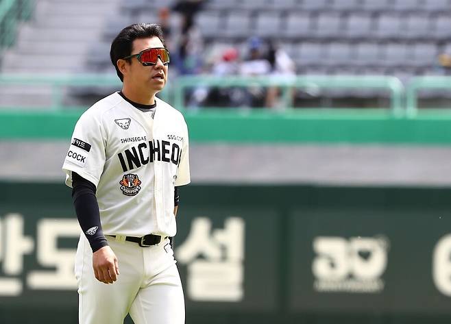 김강민 경력, 결국 SSG 소속으로 마무리한다… 김강민→최지훈 감동 교체? 은퇴식 특별엔트리 결정