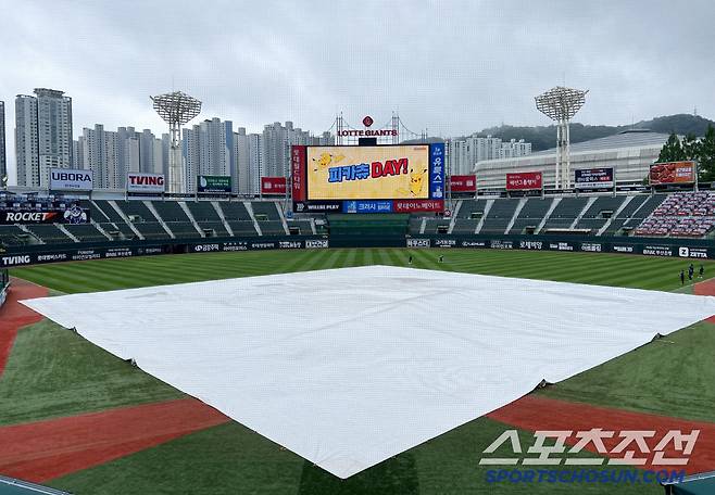 '야속한 빗줄기' 1500여장 예매 취소 → 롯데 23G 연속 홈 매진 신기록 도전 가로막은 날씨, 오늘도? '초대형 방수포' 깔린 사직 [부산현장]