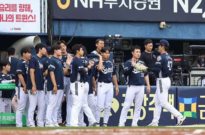 '3-1→3-4→6-5 역전 재역전' 두산, LG 1위 재진입 막고 2연승…LG 엘리+손주영 총력전 무산 2연패