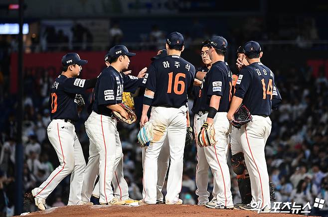 반환점 돌았는데 '단독 1위' 한화…김경문 감독