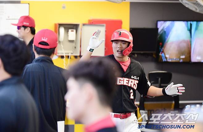 '너무하네' 데뷔 첫 홈런인데... 동료들 무관심에 씁쓸한 미소, 데뷔 6년 차의 첫 홈런 축하는 '그 후 1분 뒤'
